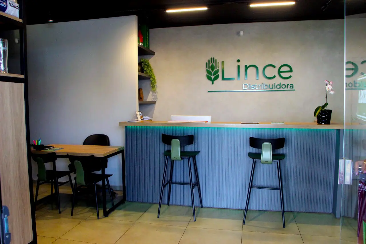Balcão de atendimento da Loja Lince com o logotipo da empresa na parede