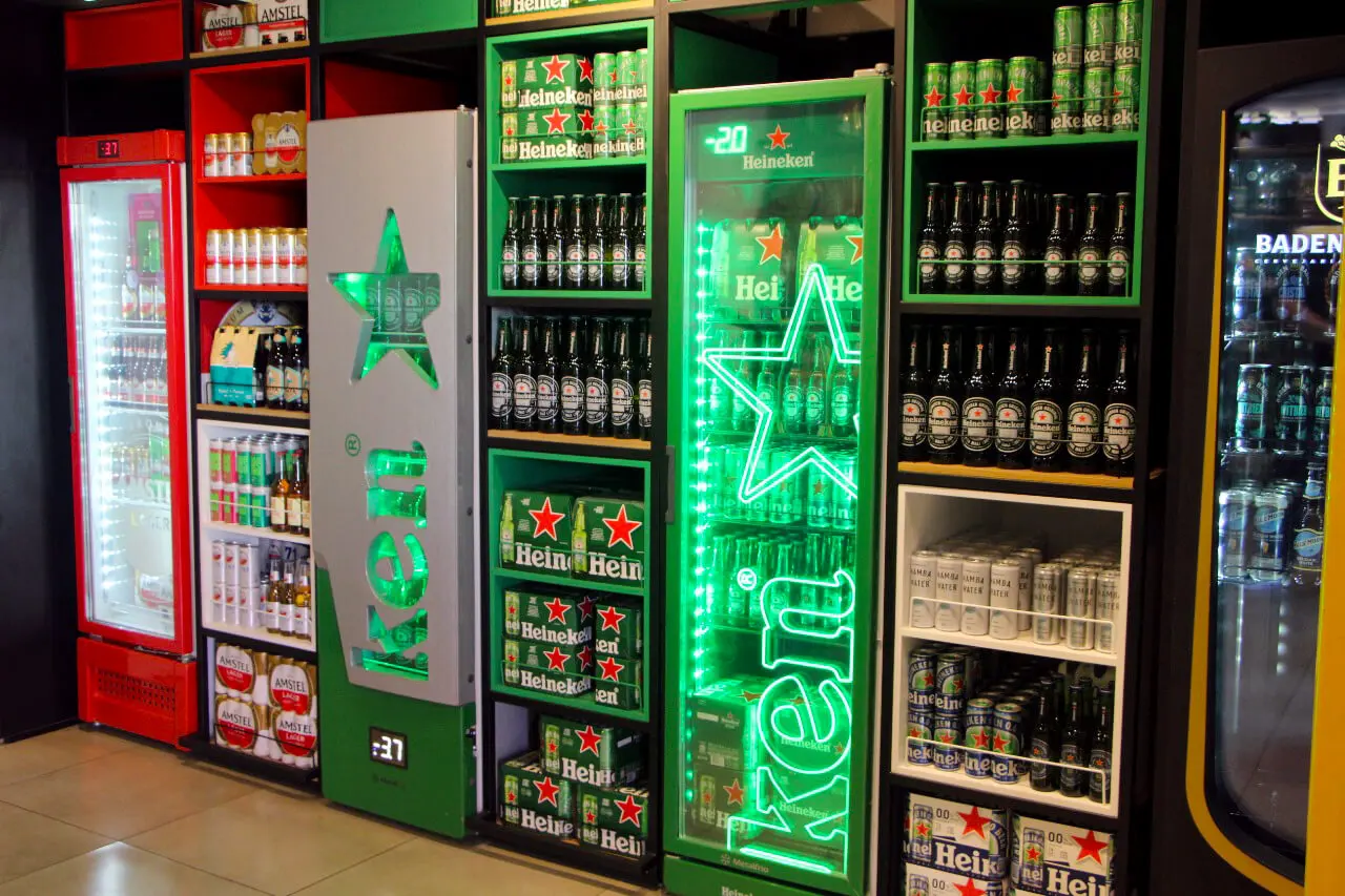 Display iluminado de cervejas premium na Loja Lince