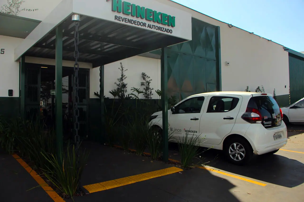 Fachada da Lince Distribuidora em Jaú, com a placa 'Heineken — Revendedor Autorizado' sobre a entrada