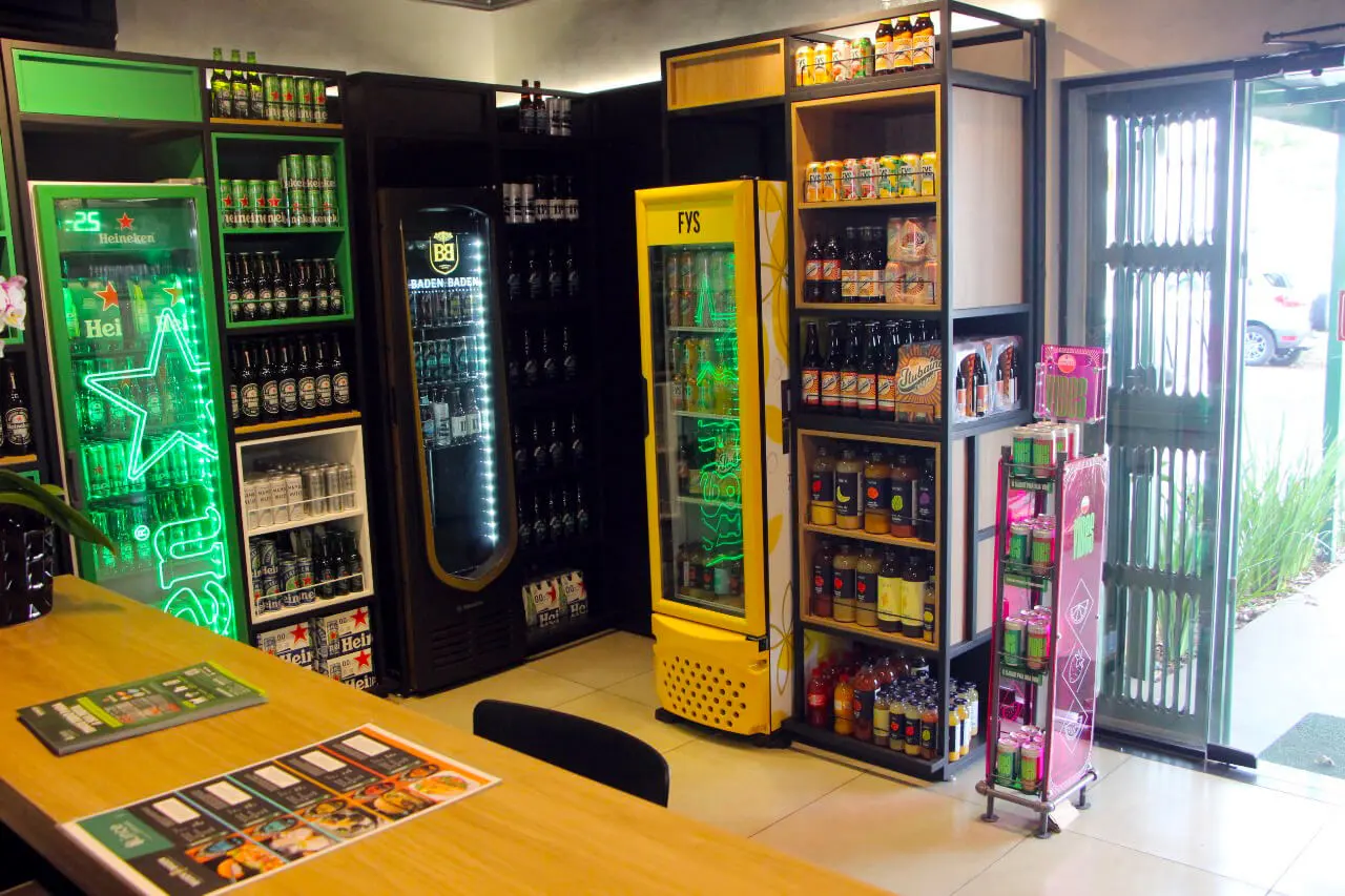 Salão da Loja Lince com geladeiras expositoras e displays de produtos
