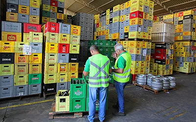 Conferência de engradados no armazém da Lince