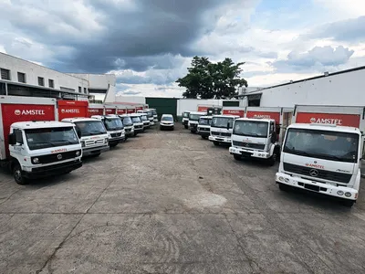 Caminhões da frota Lince estacionados no pátio da sede