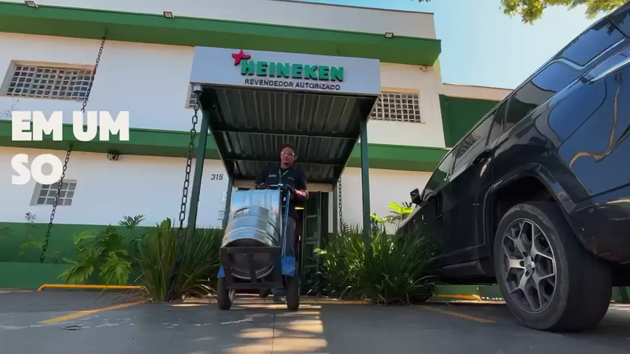 Fachada da Loja Lince com placa de revendedor autorizado Heineken, entrega de barril de chopp e carrinho de transporte