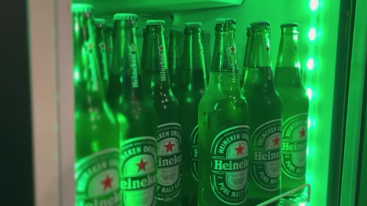 Prateleira da Loja Lince com packs de Amstel Puro Malte e Amstel Ultra